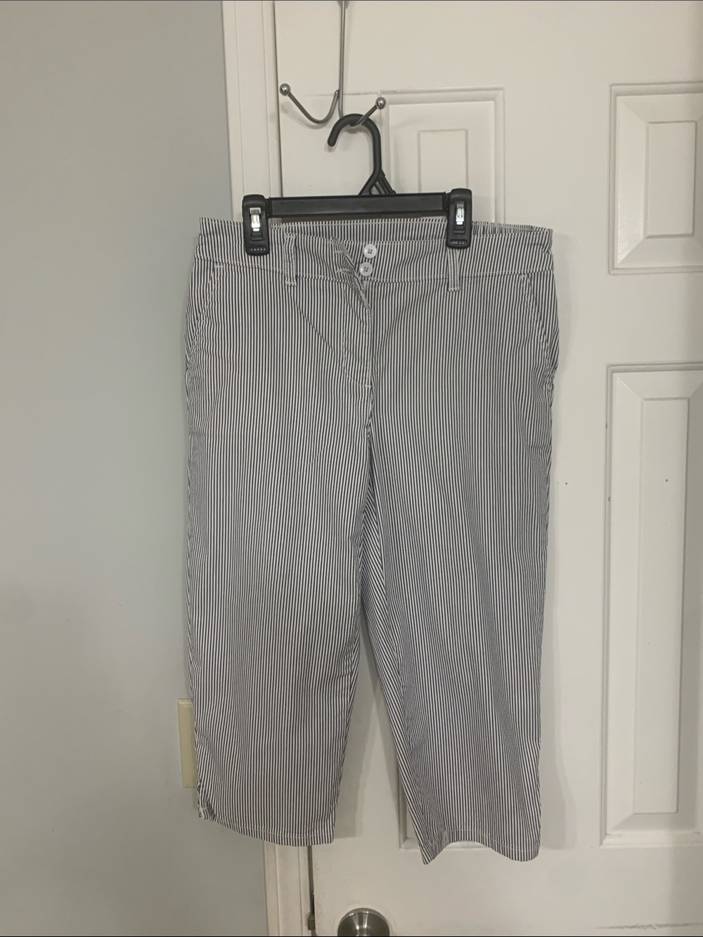 Women’s Karen Scott Striped Cropped Pants - White and Navy!! Size 6P